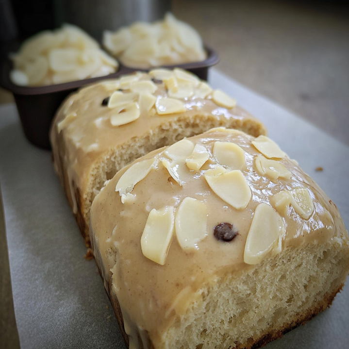 Lockere Brioche nach optimaler Volumenzunahme des Brotteigs vor dem Backen