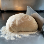 Was ist Brotteig Preshaping? Erfahre, warum das Vorformen so wichtig ist, wie du mehr Teigspannung aufbaust und Schritt für Schritt bessere Brote backst.