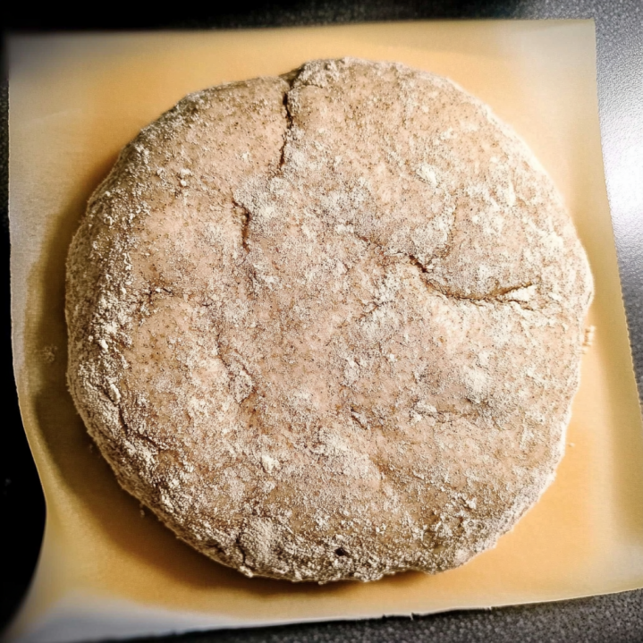 Was bedeutet Stockgare oder auch Teigruhe beim Brotbacken? 3 Was bedeutet Stockgare? Brotteig nach der Stockgare mit guter Volumenzunahme und bemehlter Oberfläche, bereit für den Backofen.