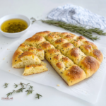 Kartoffel Focaccia mit knuspriger Kruste, Rosmarin und Olivenöl